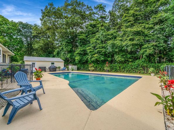 19 Edmarc Court, Oakdale NY 11769