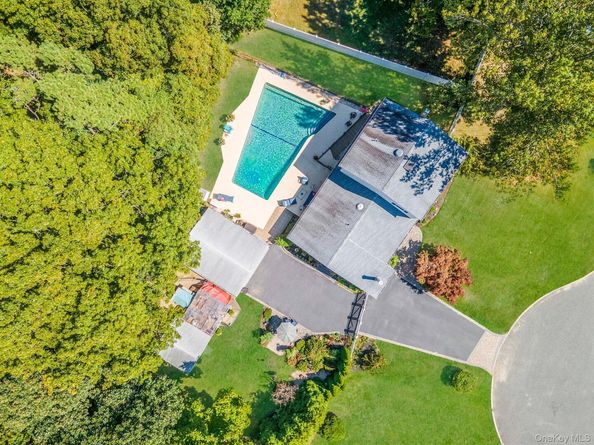 19 Edmarc Court, Oakdale NY 11769