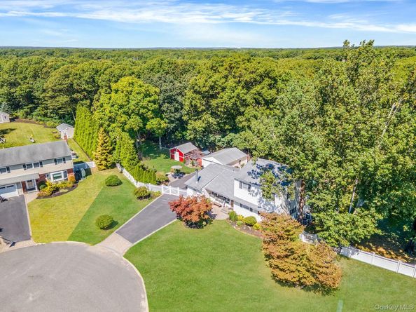 19 Edmarc Court, Oakdale NY 11769