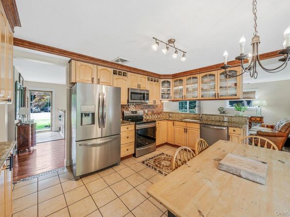 19 Edmarc Court, Oakdale NY 11769