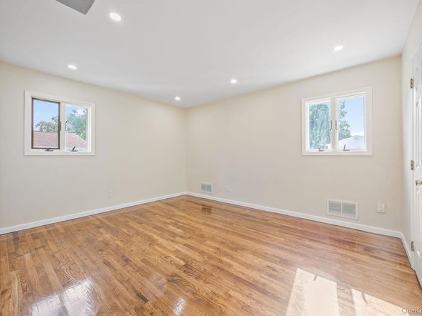 20 E 8th Street, Deer Park NY 11729