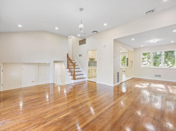 20 E 8th Street, Deer Park NY 11729