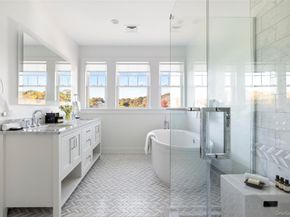 7 Old Boathouse Lane S, Hampton Bays NY 11946