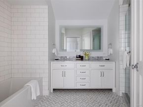 7 Old Boathouse Lane S, Hampton Bays NY 11946