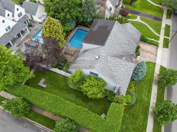 6 Blenheim Court, Rockville Centre NY 11570