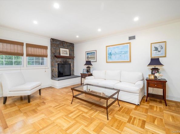 6 Blenheim Court, Rockville Centre NY 11570