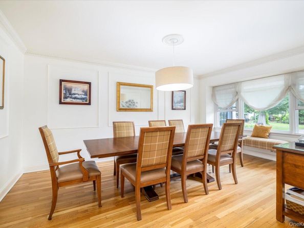 6 Blenheim Court, Rockville Centre NY 11570