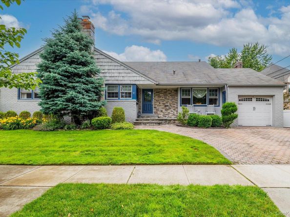 6 Blenheim Court, Rockville Centre NY 11570