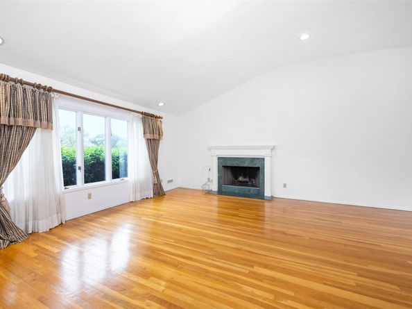 18 Sutton Terrace, Jericho NY 11753