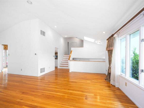 18 Sutton Terrace, Jericho NY 11753