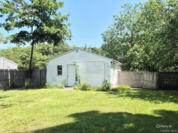 42 Oak Drive, Riverhead NY 11901