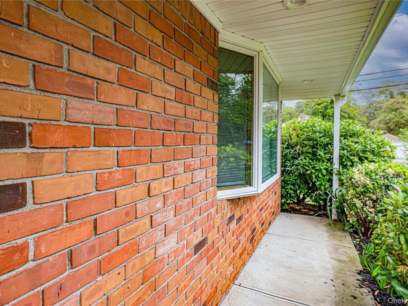 48 Archie Place, West Islip NY 11795
