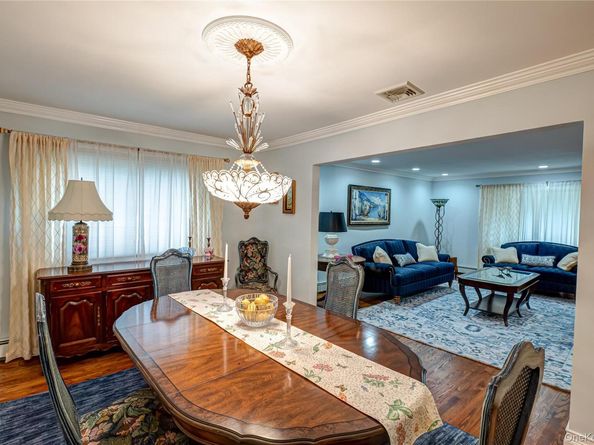 48 Archie Place, West Islip NY 11795