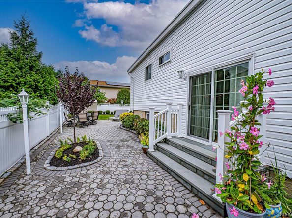 48 Archie Place, West Islip NY 11795