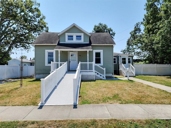 78 Roslyn Street, Islip Terrace NY 11752