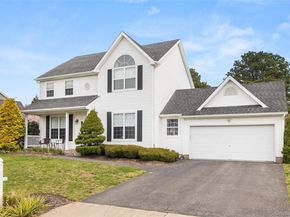 32 Willowbend Lane, Holtsville NY 11742
