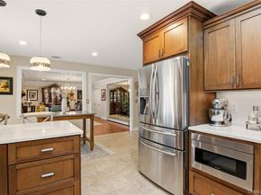 21 Shore Drive W, Copiague NY 11726