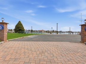 21 Shore Drive W, Copiague NY 11726