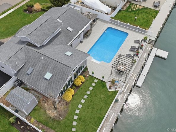 21 Shore Drive W, Copiague NY 11726