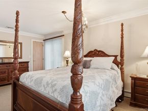 21 Shore Drive W, Copiague NY 11726