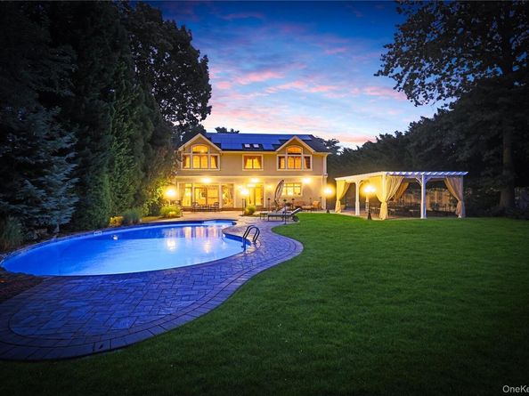 211 Hillturn Lane, Roslyn Heights NY 11577