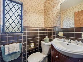 12 Sutton Place, Rockville Centre NY 11570