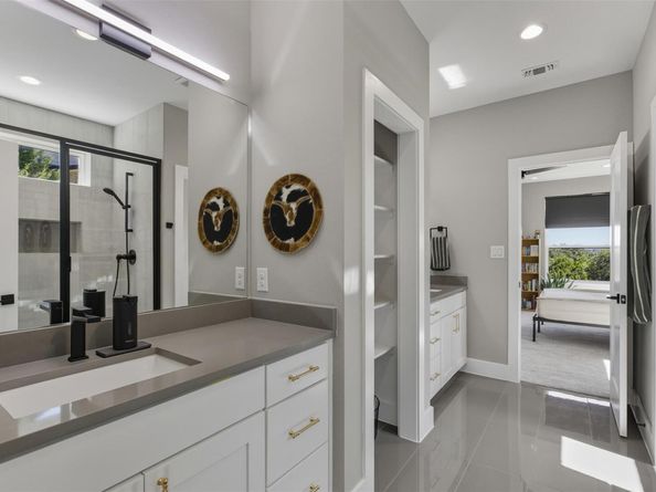 18402 Lakeland DR, Point Venture TX 78645