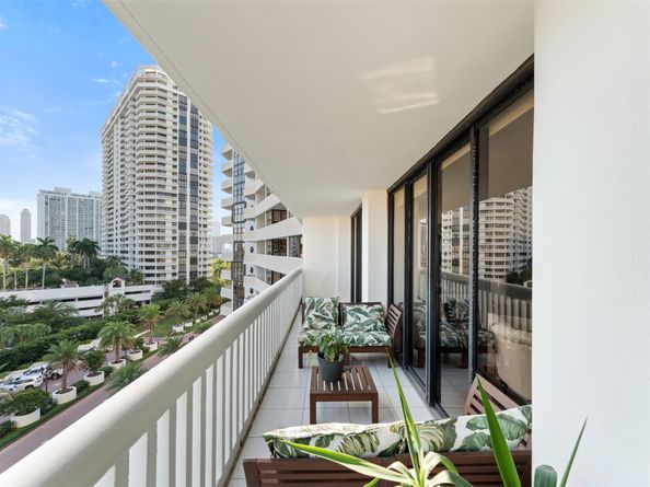 1000 E Island Blvd 807, Aventura FL 33160