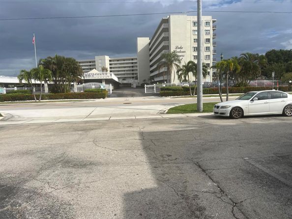 810 Lake Shore Drive 39, Lake Park FL 33403