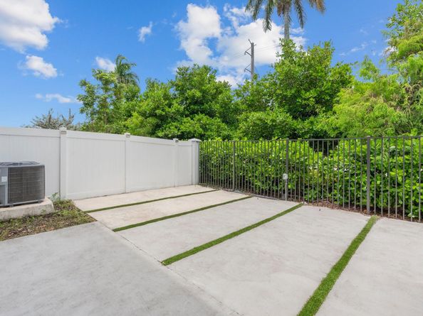20350 NW 6th Pl 20350, Miami FL 33169