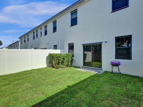 586 NW 203rd Ter, Miami FL 33169