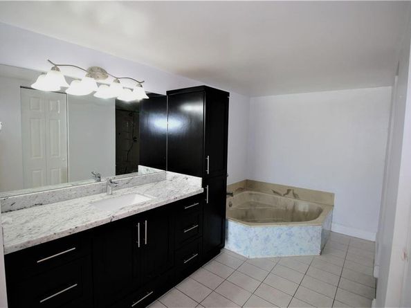 7445 Bay Hill Dr 7445, Hialeah FL 33015