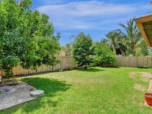 2565 Kerry Dr, Cooper City FL 33026