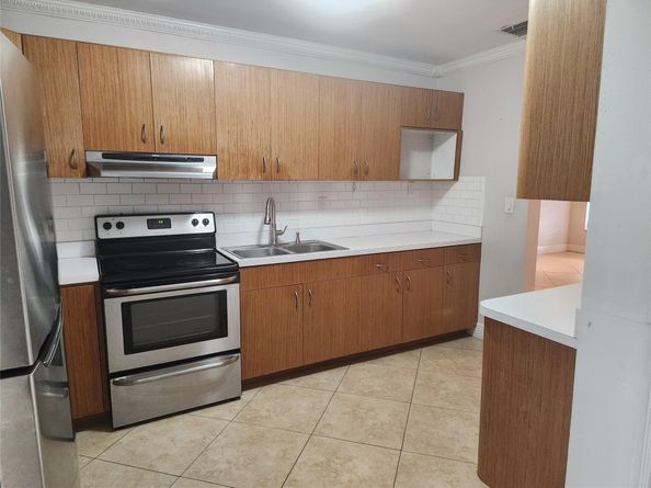 5208 NE 5th Ave, Oakland Park FL 33334