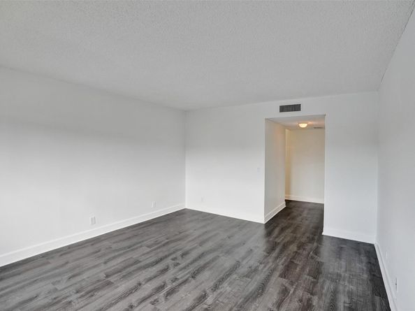 374 Lakeview Dr 203, Weston FL 33326
