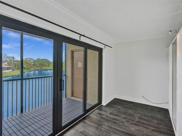 374 Lakeview Dr 203, Weston FL 33326