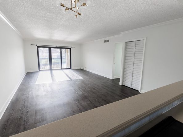 374 Lakeview Dr 203, Weston FL 33326