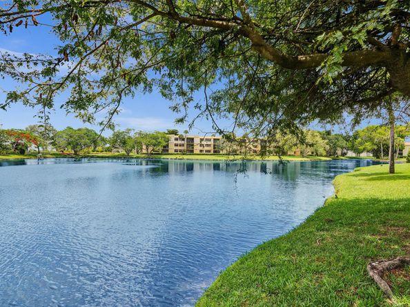 374 Lakeview Dr 203, Weston FL 33326