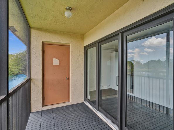 374 Lakeview Dr 203, Weston FL 33326