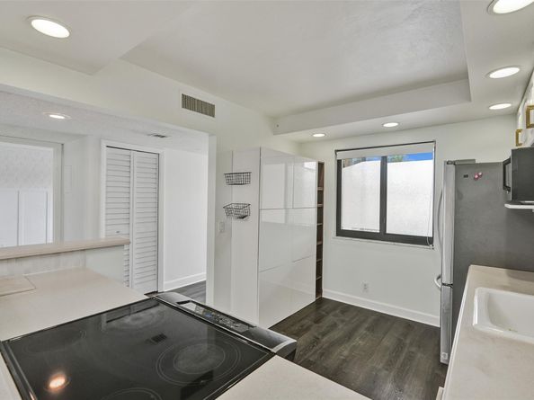 374 Lakeview Dr 203, Weston FL 33326