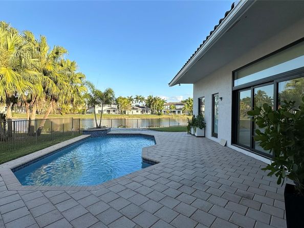 2550 Jardin Ter, Weston FL 33327