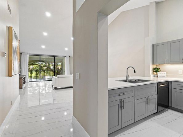 6944 Briarlake Circle 203, Palm Beach Gardens FL 33418