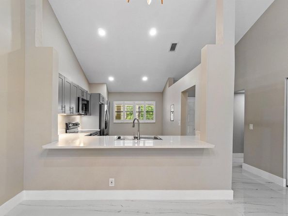 6944 Briarlake Circle 203, Palm Beach Gardens FL 33418