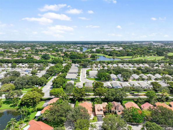 2687 Oak Park Cir, Davie FL 33328