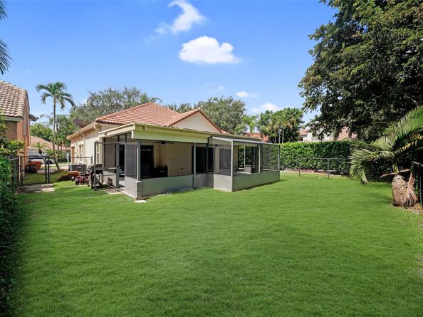 2687 Oak Park Cir, Davie FL 33328