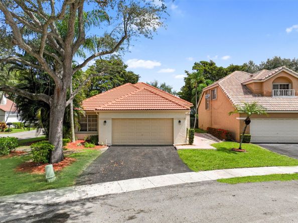 2687 Oak Park Cir, Davie FL 33328