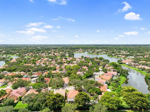2687 Oak Park Cir, Davie FL 33328