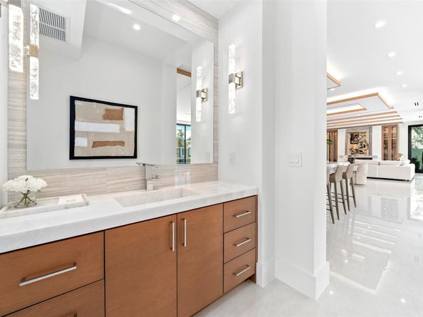 24 Fiesta Way, Fort Lauderdale FL 33301