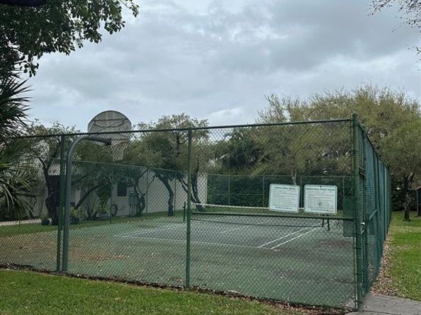 956 Mockingbird Ln, Plantation FL 33324