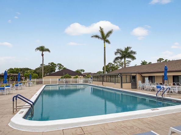 426 Pine Glen Ln c2, Greenacres FL 33463